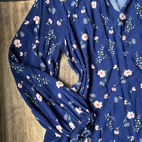 Adorable floral peasant top - Picture 3 of 3